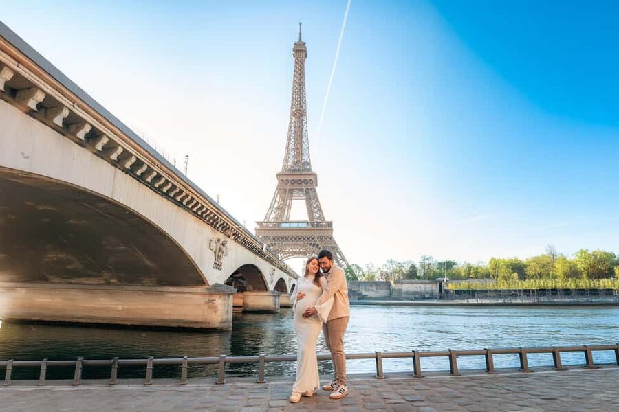 Paris: Professional Photoshoot with the Eiffel Tower - Practical value at $47 per person