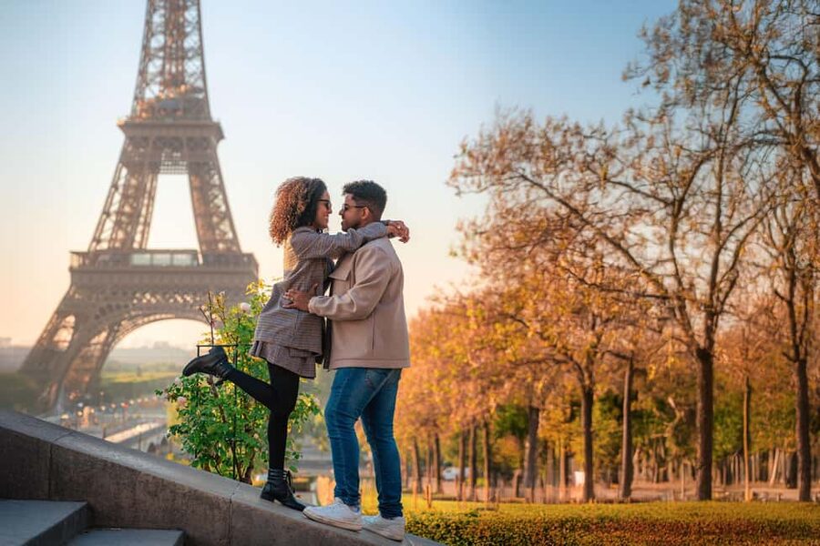 Paris: Professional Photoshoot with the Eiffel Tower - What happens at the first meeting near the tower