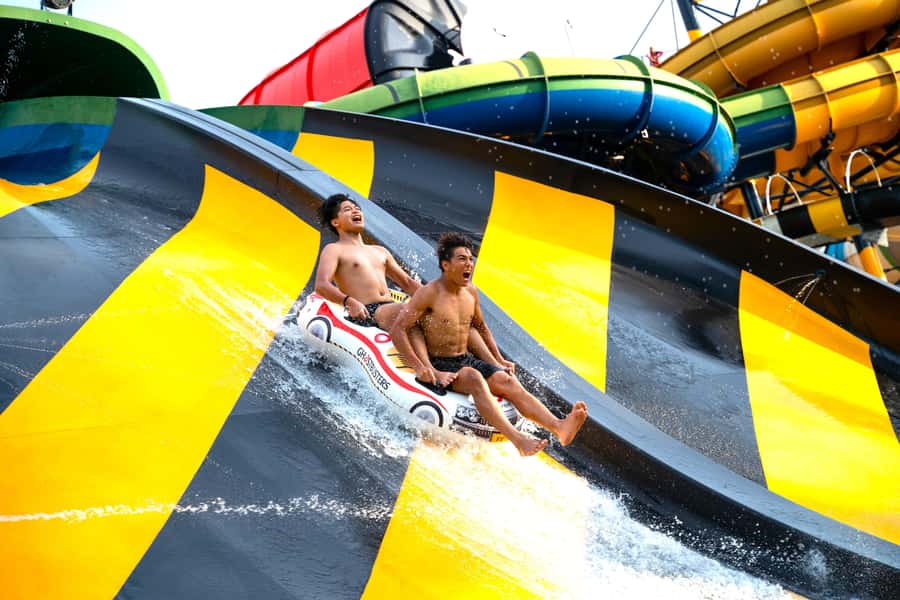 Pattaya: Columbia Pictures Aquaverse Cabana Experiences - Food, shopping, and the real cost