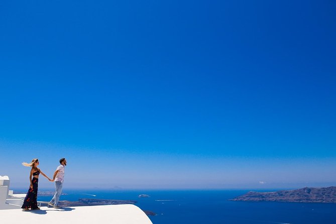 Personal Travel and Vacation Photographer Tour in Santorini - A local photographer makes posing much easier