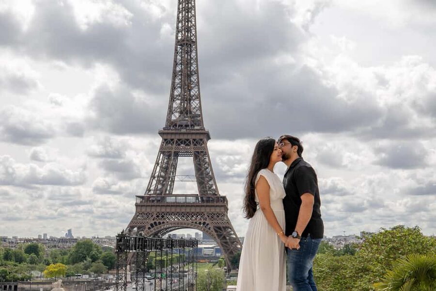 Photo session for couples with flowers around Eiffel tower - Key points to know before you book
