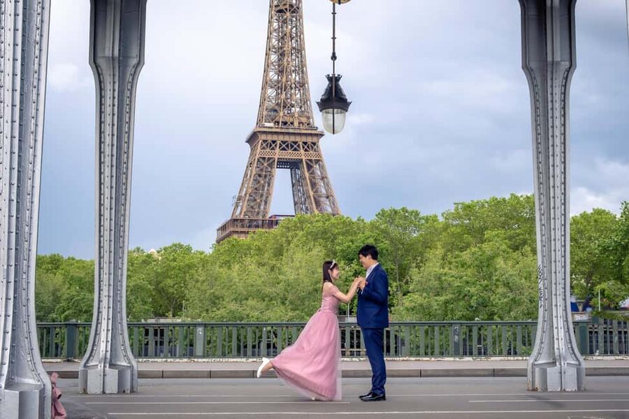 Photo session for couples with flowers around Eiffel tower - Booking and practical planning