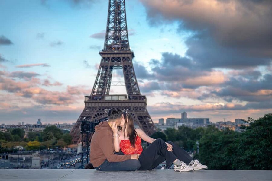 Photo session for couples with flowers around Eiffel tower - Why Trocadéro makes a strong photo setting