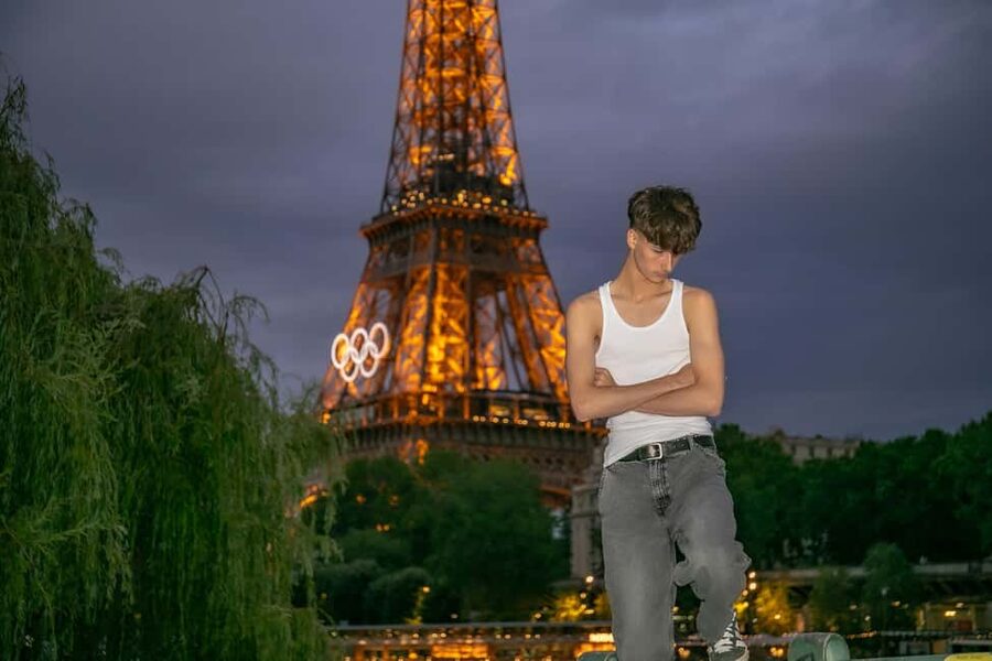 Photo session for couples with flowers around Eiffel tower - The photographer’s role makes the difference