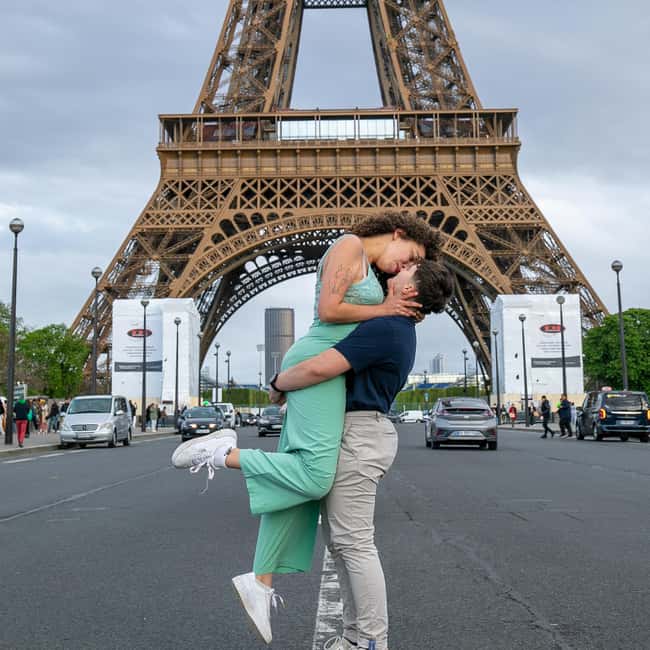 Photo session for couples with flowers around Eiffel tower - Flowers, clothing changes, and tailored requests
