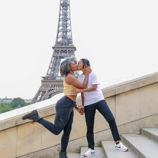 Photo session for couples with flowers around Eiffel tower - The photo delivery and what you actually receive