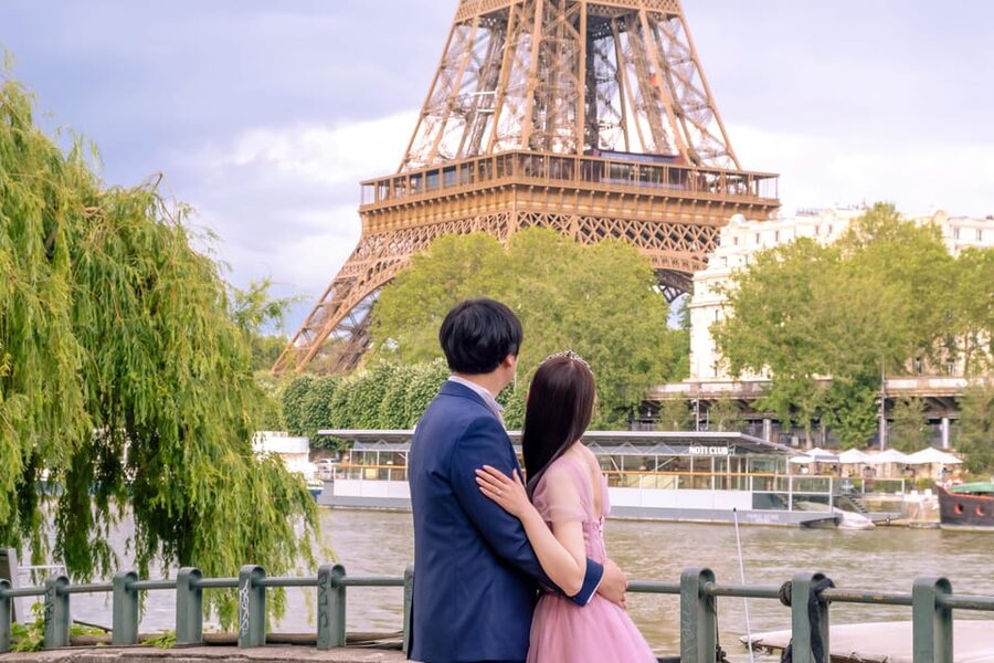 Photo session for couples with flowers around Eiffel tower - Who will enjoy this most