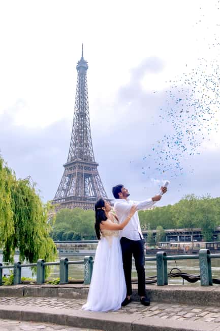 Photo session for couples with flowers around Eiffel tower - What happens during the one-hour session
