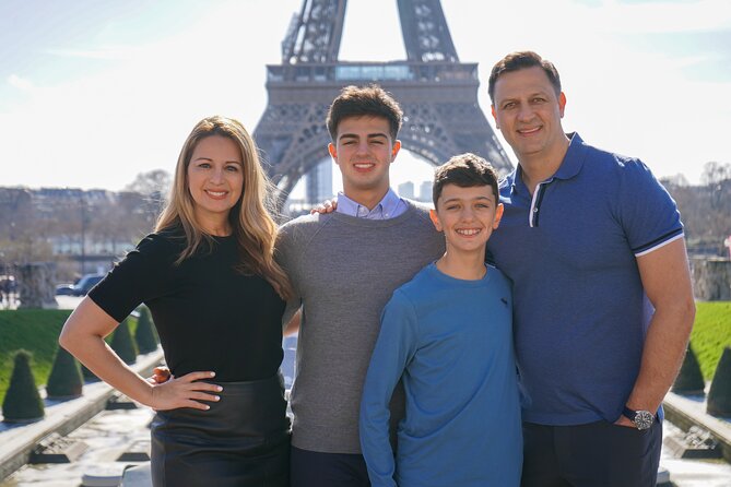 Photo Session in Paris - Photographer at the Eiffel Tower - The gardens soften the final photographs