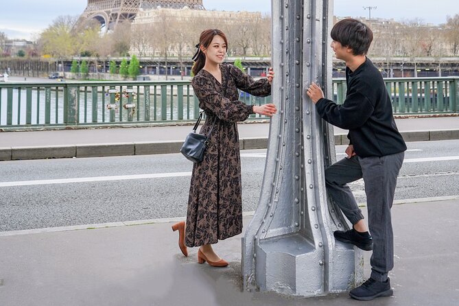 Photo Session in Paris - Photographer at the Eiffel Tower - What you receive after the camera stops