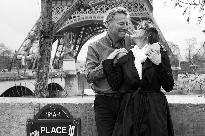 Photo Session in Paris - Photographer at the Eiffel Tower - Who should book this Paris photo session?