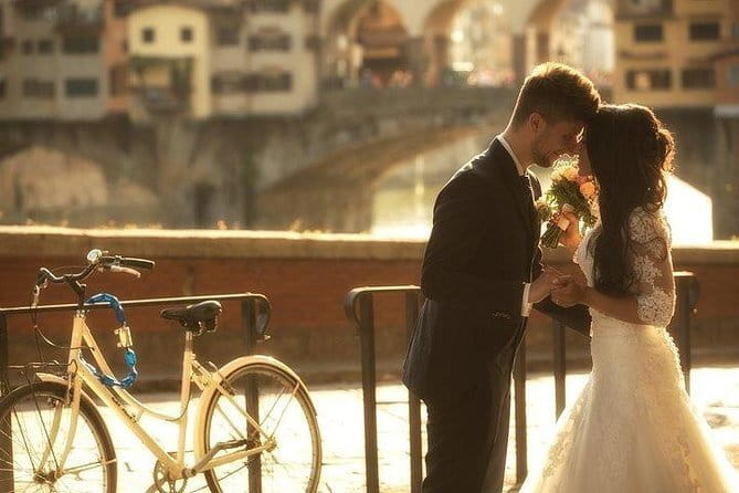 Photo Shoot in Florence with a Professional Photographer - How Eva works with couples, families, and groups