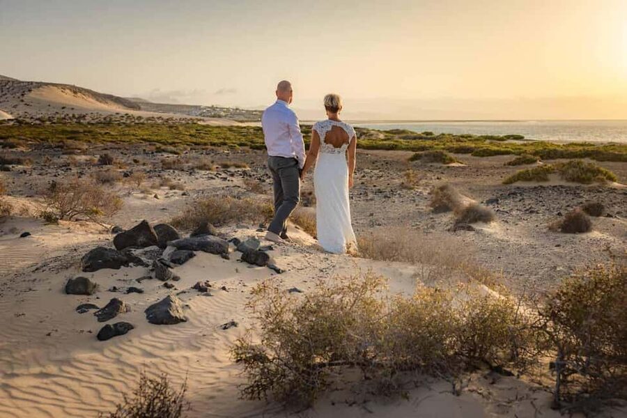 Photo shoot in Fuerteventura (south) with a professional photographer for special holiday moments - Longer sessions can reach dunes, cliffs, and desert beaches