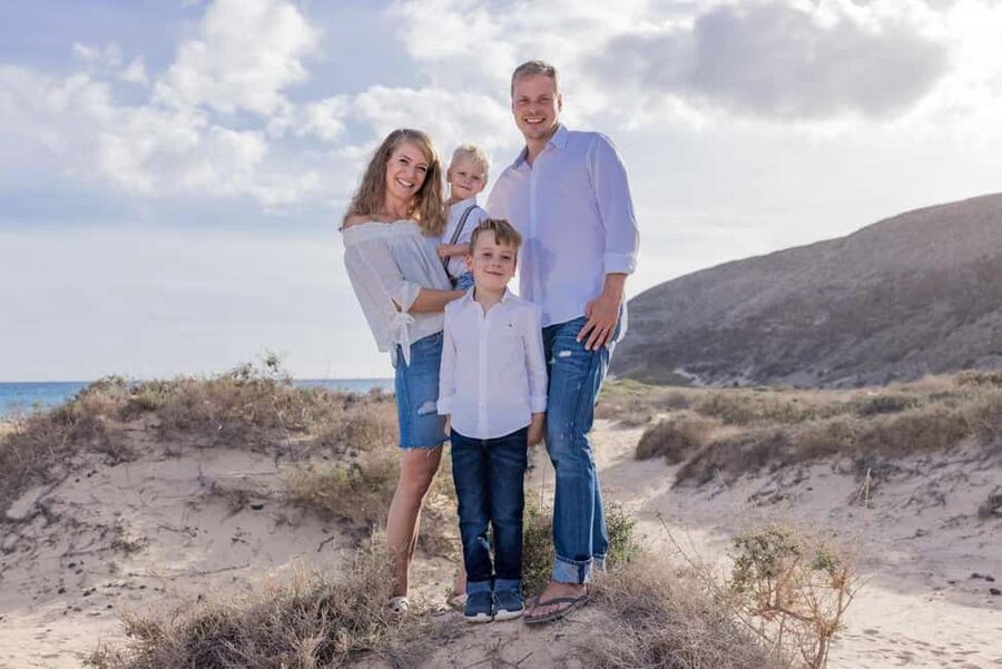 Photo shoot in Fuerteventura (south) with a professional photographer for special holiday moments - Is $194 good value for up to four people?