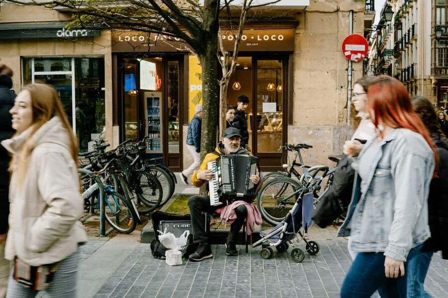 Photo Tour + adventure in San Sebastian & Basque Country - Street scenes through the Old Town and port