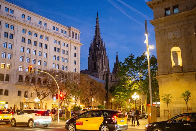 Photo Walking Tour Barcelona Cathedral Gothic Quarter El Born - The Palau de la Música and the kissing mural