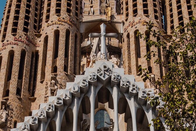 Photo Walking Tour Sagrada Familia and Gaudí in Barcelona - Casa Comalat and Palau Malaya: smaller discoveries along the way