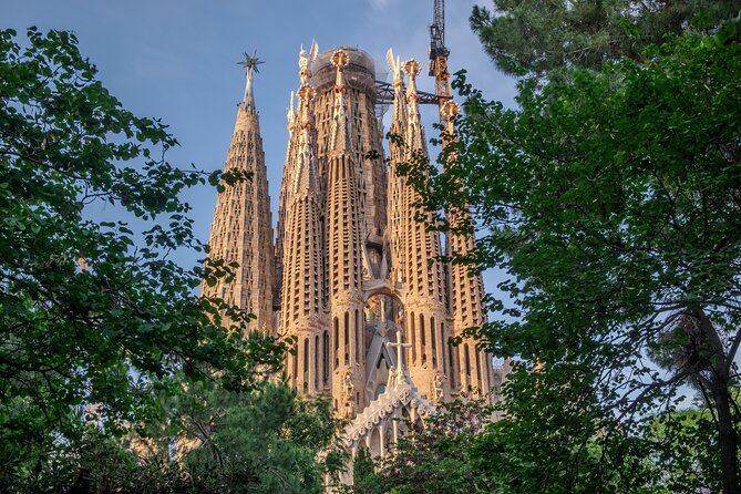 Photo Walking Tour Sagrada Familia and Gaudí in Barcelona - Ending at Barcelona’s Modernist streetlamp