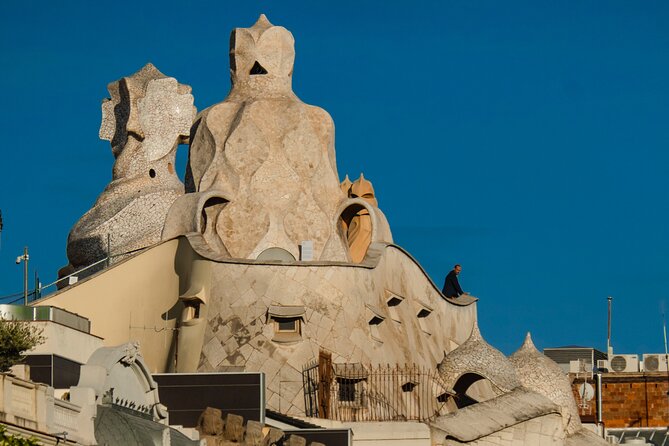 Photo Walking Tour Sagrada Familia and Gaudí in Barcelona - Photographing Casa Batlló without going inside