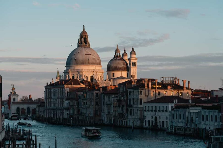 Photo workshop in Venice with a local photographer! - Meeting outside Caffè Florian