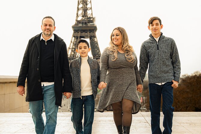 Photoshoot in Paris - Eiffel Tower - Families, couples, friends, and solo portraits