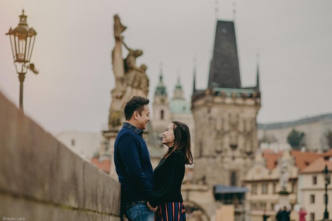 photoshoot in prague - Meeting Braulio near the Charles IV statue