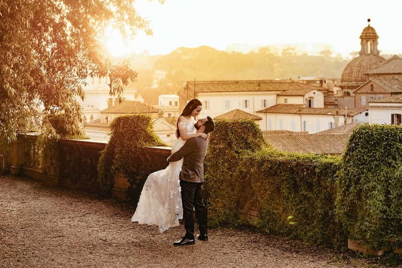 Photoshoot in Rome for couples - Trevi Fountain: dramatic stone, water, and crowds