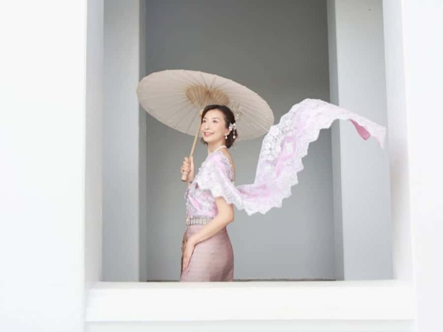 Photoshoot in Thai Costume - Timing, Crowds, and Rain