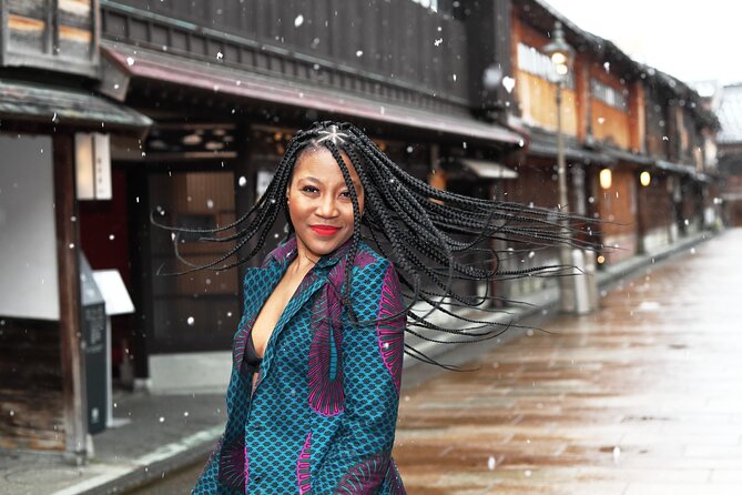 Photoshoot session by professional photographer in Kanazawa - Higashi Chaya District: wooden houses and kimono portraits