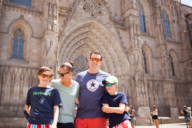 Photoshoot tour in Barcelona Secret Corners - Ciutadella Park and the Arc de Triomf