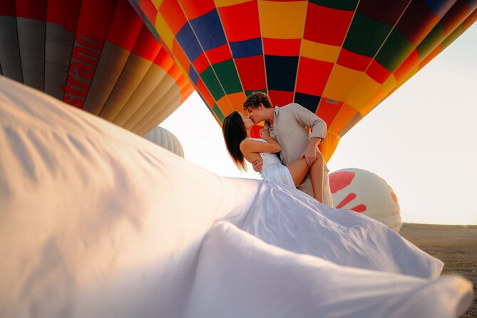 Photoshoot with Balloons in Cappadocia - A Photographer Who Helps With Poses