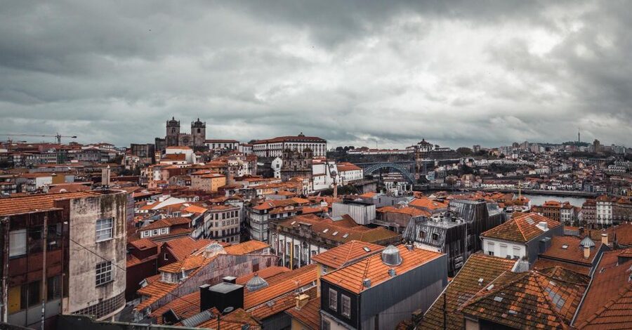 Porto: Half-Day Walking Photo Tour & Portraits - A secret stop and Porto’s quieter streets