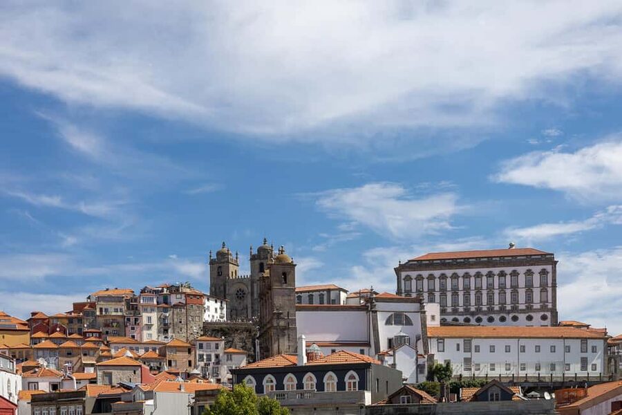 Porto: Photo sessions in Porto city for groups or individuals. - Timing, language, and access