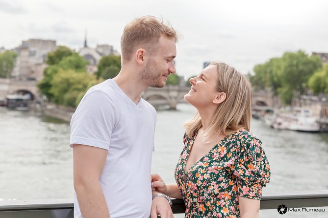 Private Historical Photo Tour in Paris - Crossing Pont Neuf and reaching Île de la Cité