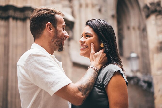Private Iconic Barcelona Photoshoot - Gothic Quarter streets: the candid part of the session