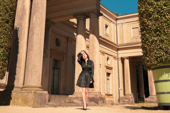 Private Personalized Photoshoot in Berlin - Kolonnadenhof and the changing look of the session