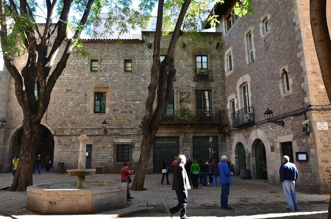 Private Photography Walking Tour with a Local - A photography lesson that moves through old Barcelona