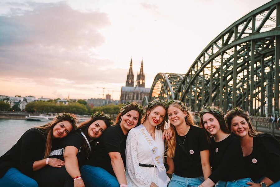 Private photoshoot in Cologne - Heumarkt adds color and a more relaxed mood