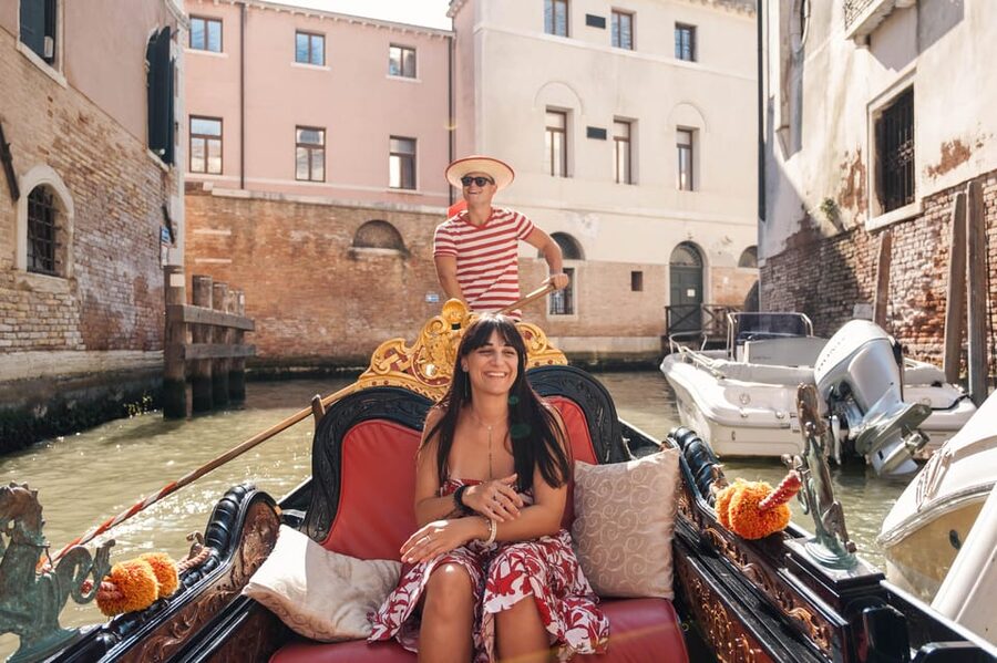 Private Photoshoot of Your Gondola Ride in Venice - Meeting at Chiesa di San Zaccaria