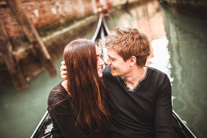 Private Photoshoot on Personal Gondola in Venice - Photo quality, delivery, and extra images