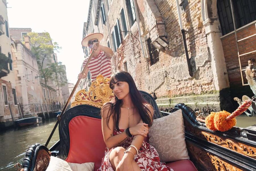 Private Professional Photoshoot in Venice - Posing Help from a Local Photographer