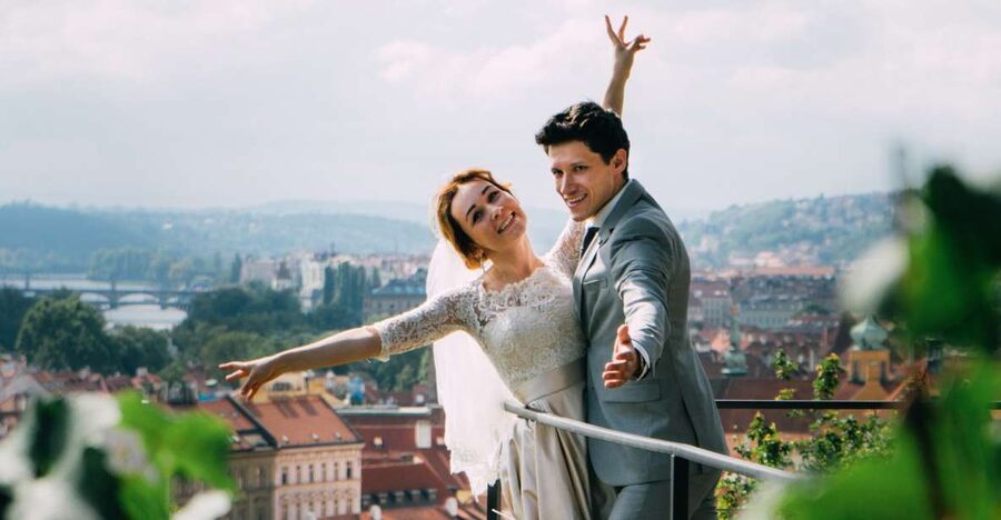 Professional photoshoot in Prague - 1 hour, 30 or 15 min - Charles Bridge: the classic choice with a crowd problem