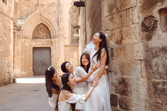 Professional Photoshoot Tour - Barcelona's iconic locations - Wandering the Gothic Quarter