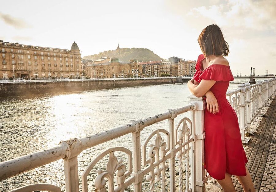 Professional photoshoot while visiting San Sebastián - The Paseo de los Cures and La Concha option
