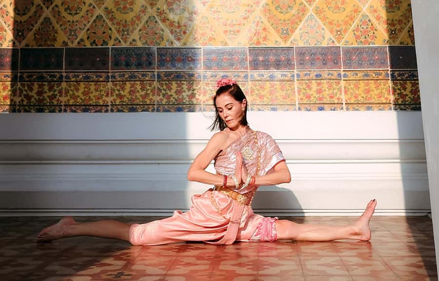Professional Thai Costume Photography at Wat Arun, Bangkok - How the one or two-hour session works