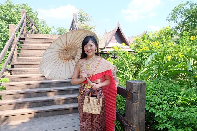 Proposals in Thai Costume with Photoshoot - What the private guide-photographer changes