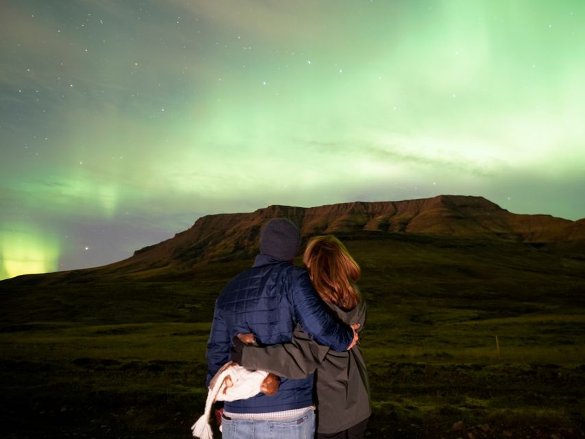 Reykjavik: Northern Lights Tour w/Pro Photos - Small Group - Hot chocolate, cookies, and the practical comfort factor