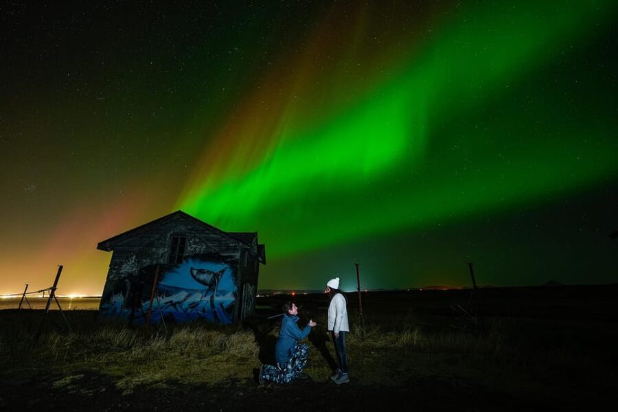 Reykjavik: Northern Lights Tour with Private Photographer - Why the guide’s timing matters under Icelandic skies