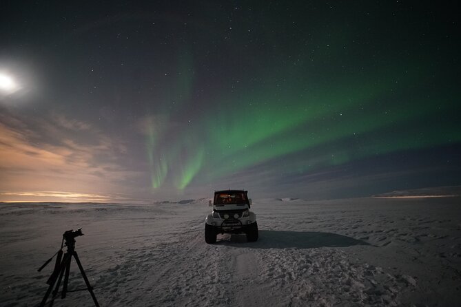 Reykjavik Northern Lights Tour with Pro Aurora Photos Small Group - The cold is not a minor detail