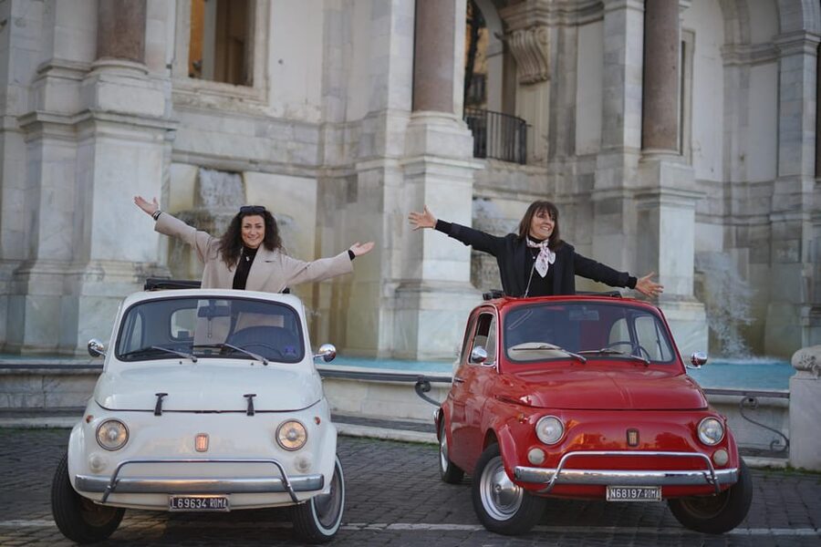 Roma: Photography service with Fiat 500 Retro car - Meeting beside the Colosseum